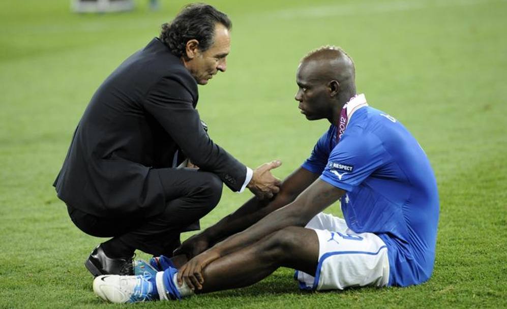 Il c.t. Prandelli consola Balotelli dopo il 4-0 subito dagli azzurri nella finale dell’Europeo 2008. Ansa